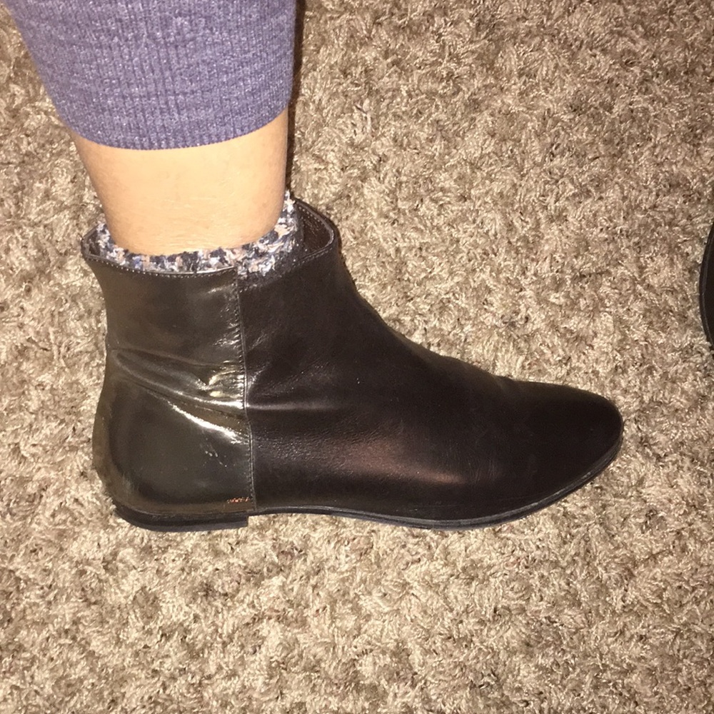 AGL chelsea type real leather ankle bootie EUC